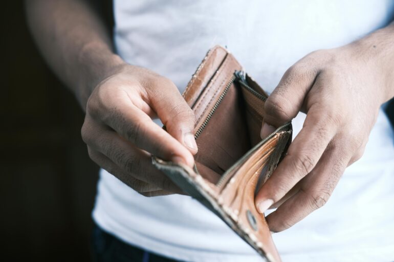 Bruxelles presenta un piano da 100 miliardi contro la povertà in Europa: focus su minori, casa, disabilità e inclusione sociale.